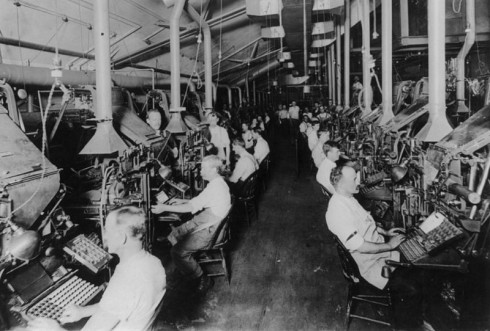 Linotype_operators_composing-1902_FreeUse