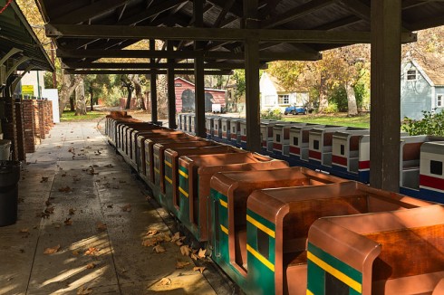 Griffith_Park_and_Southern_Trains_in_Los_Feliz_Station